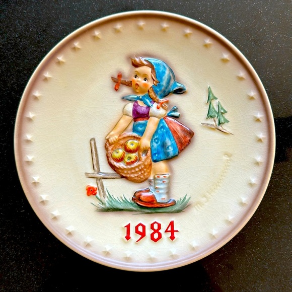 9 Pc. Hummel Collection Plate Bundle - Picture 6 of 16